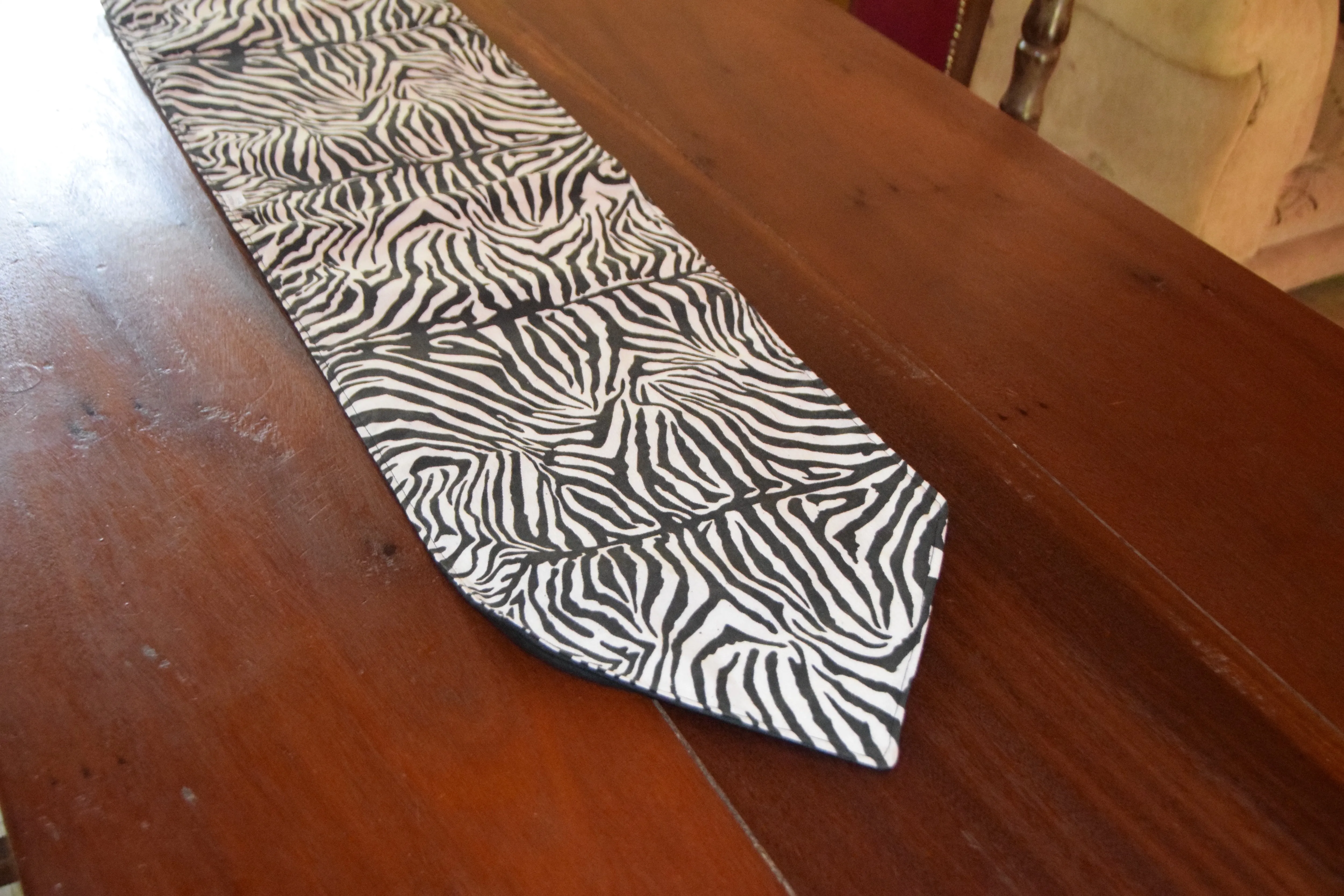 Table Placement Set Zebra with Table Runner