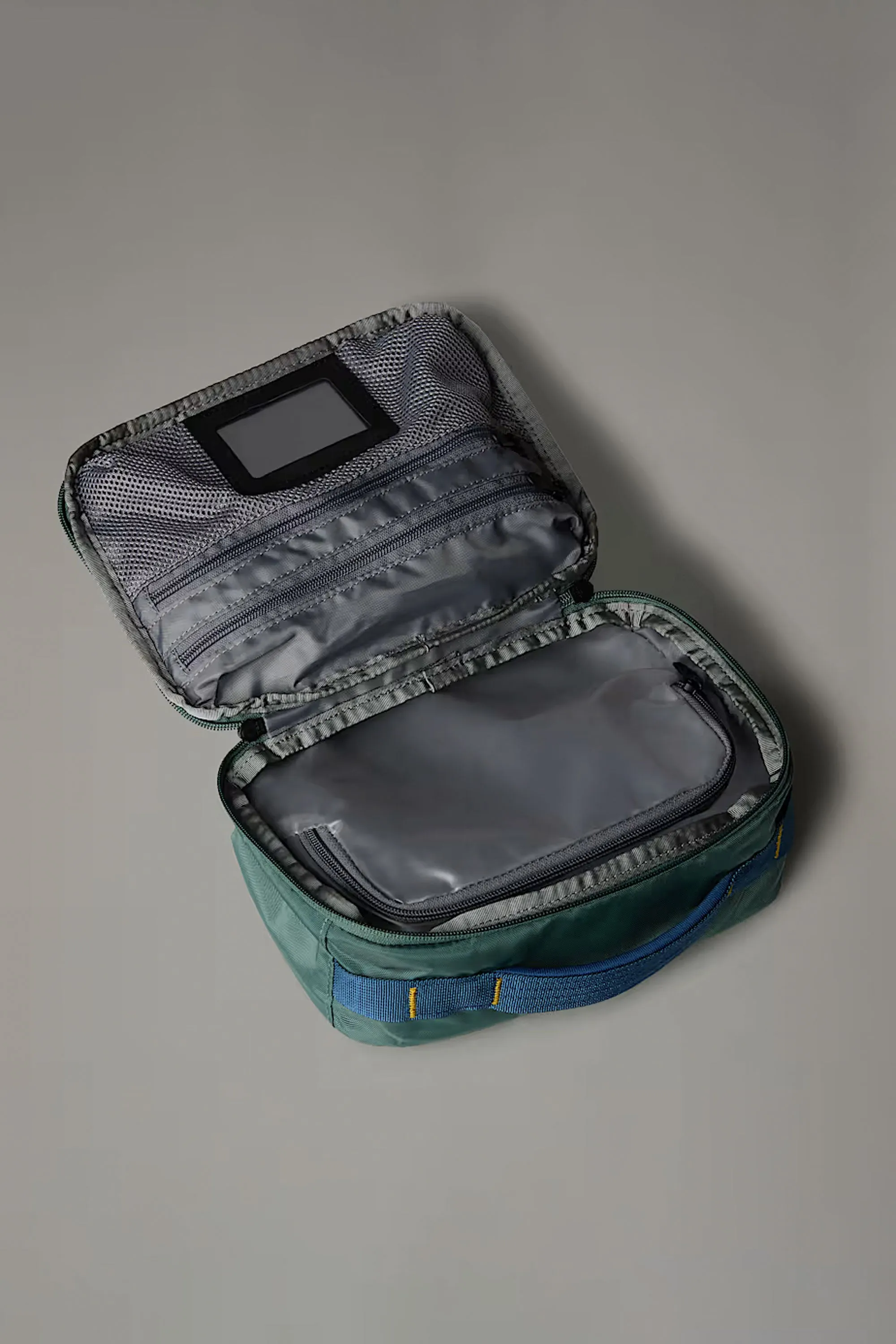 THE NORTH FACE - BASE CAMP VOYAGER TOILETRY KIT - 4L