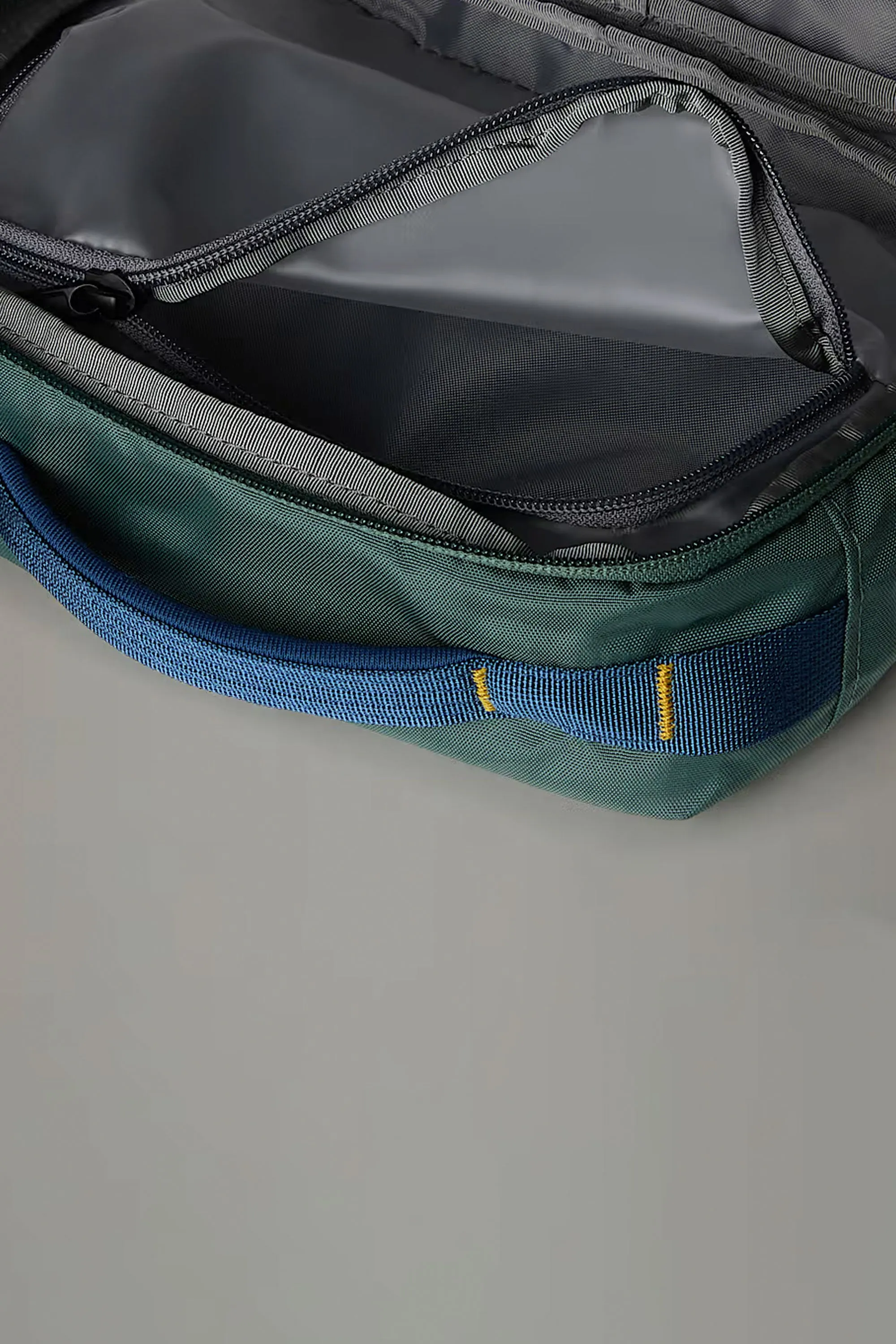 THE NORTH FACE - BASE CAMP VOYAGER TOILETRY KIT - 4L