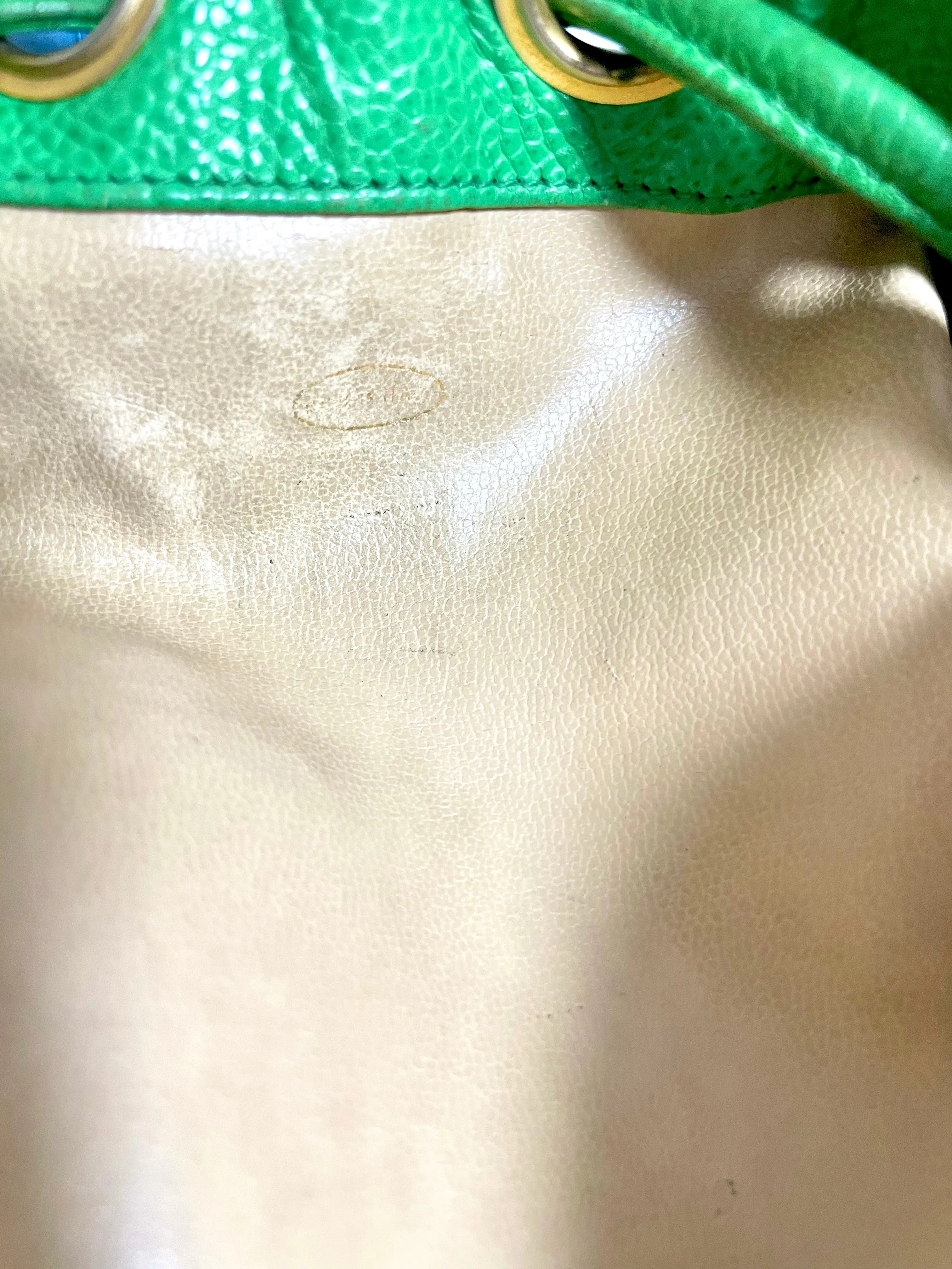 Vintage CHANEL green caviar leather hobo bucket shoulder bag with golden chain strap, drawstrings, and CC stitch mark. 041206an11