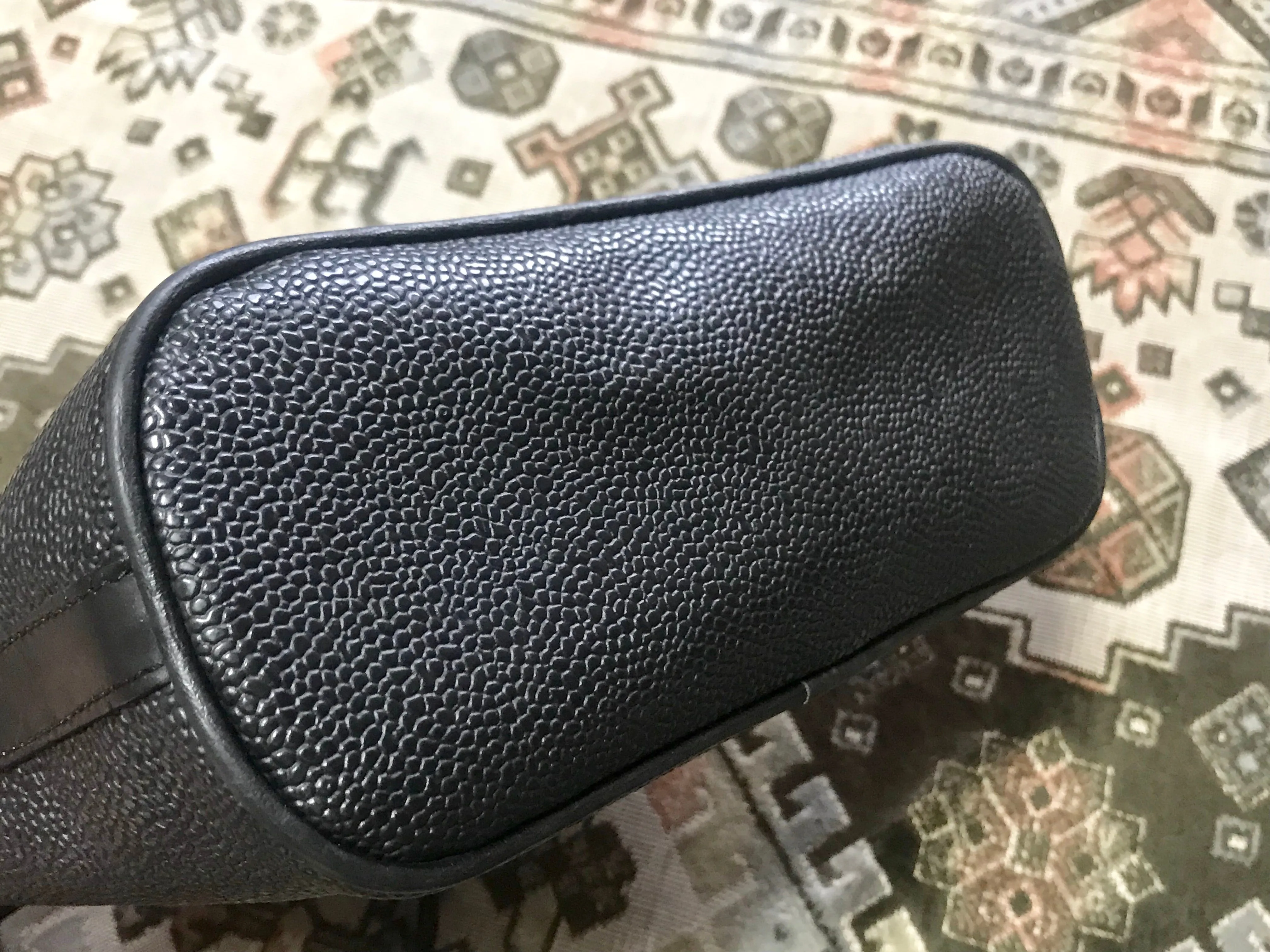 Vintage Mulberry hobo bucket black scotchgrain hobo shoulder bag with leather strap. Unisex use for daily use.