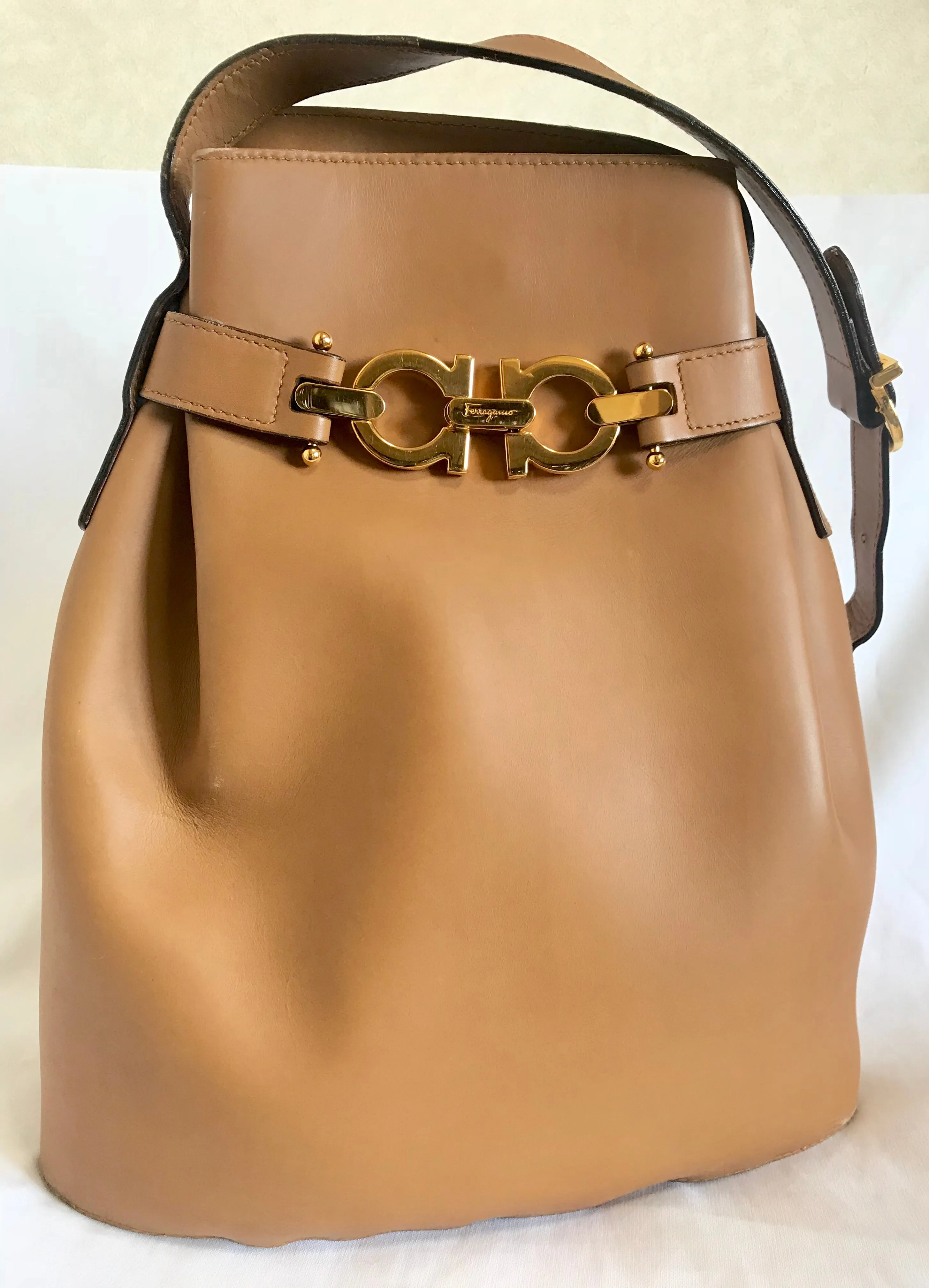 Vintage Salvatore Ferragamo camel brown leather hobo style shoulder bag with gancini gold tone closure. Masterpiece for daily use. 050320r6